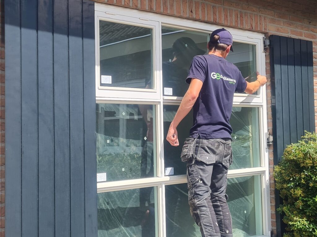 medewerker van Glasservice Express glas plaatsen